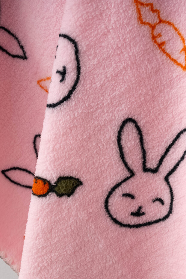 بطانية قطيفة بنمط أرنب لطيف - 3