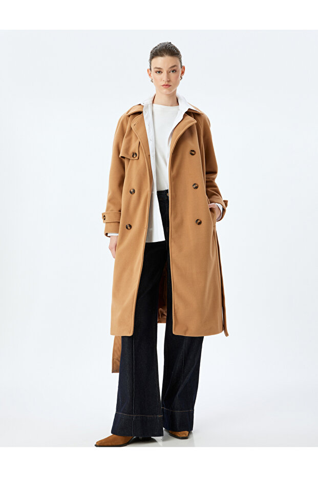 معطف طويل من الكشمير مزدوج الصدر مع تفاصيل حزام وجيب بأزرار