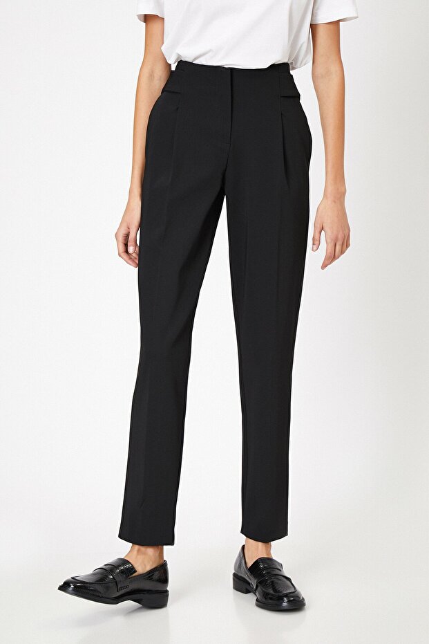 Black Pleated Carrot Cut Belt Detailed Trousers