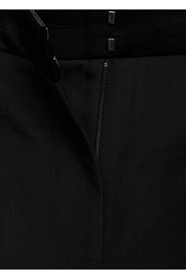 Stoffhose mit Satindetails - 8