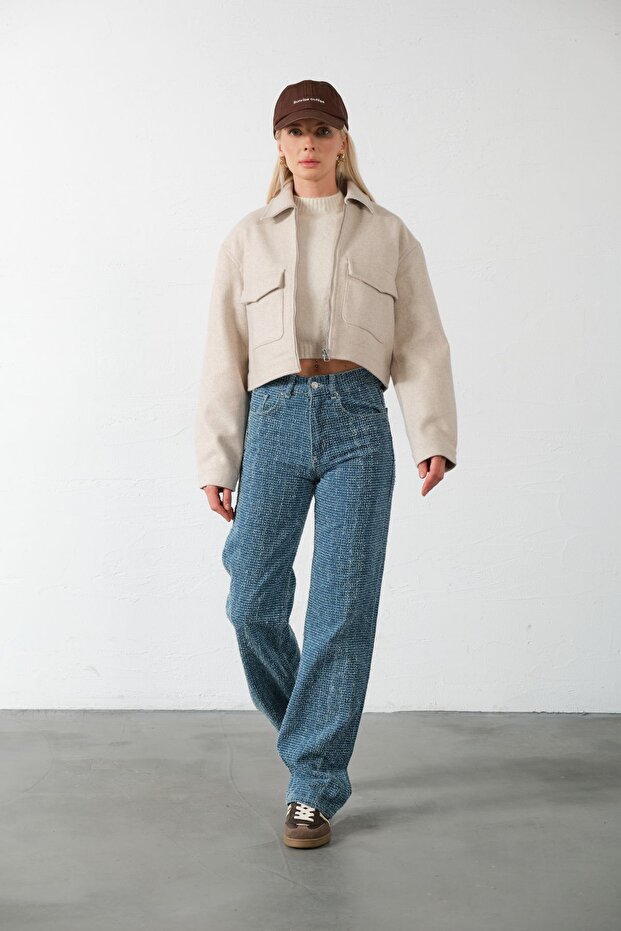 Niebieskie jeansy damskie z wysokim stanem i rurkami, z wycięciem typu boot cut i efektem dziurkowania - 5