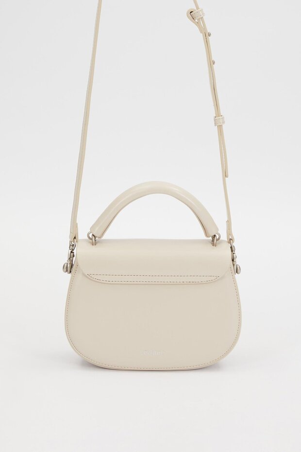 حقيبة يد رمادية مع إكسسوارات قلب - 5