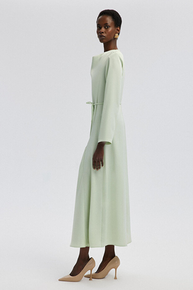 Satinkleid – Modell mit Gürtel - 3