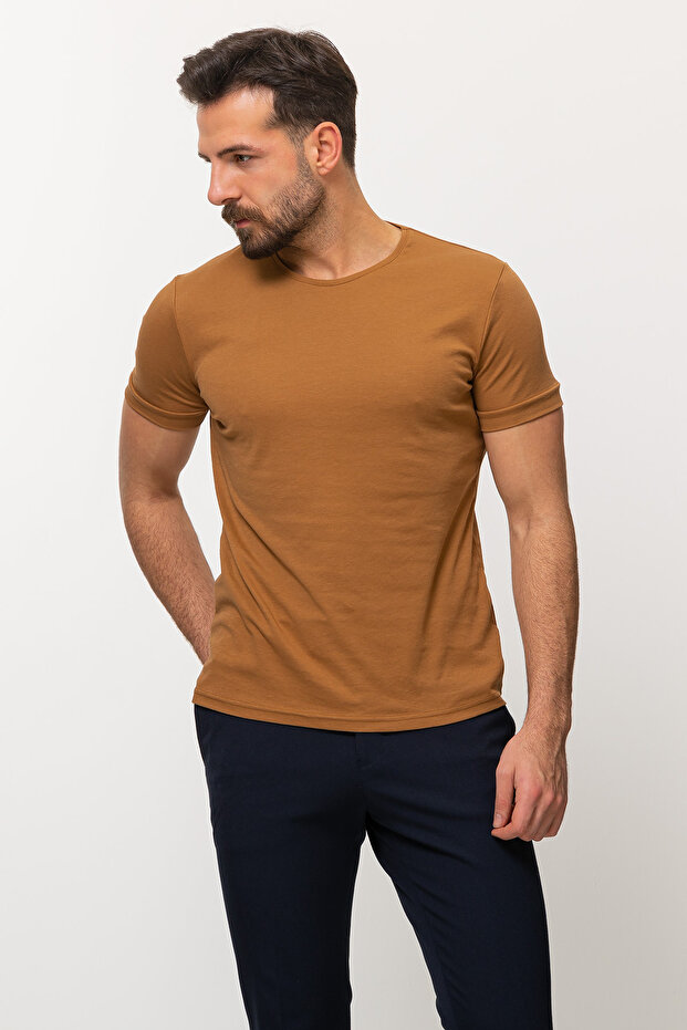 تي شيرت رجالي من Duz Slim Fit ذو رقبة دائرية بلون الجملي - 36690.22Y