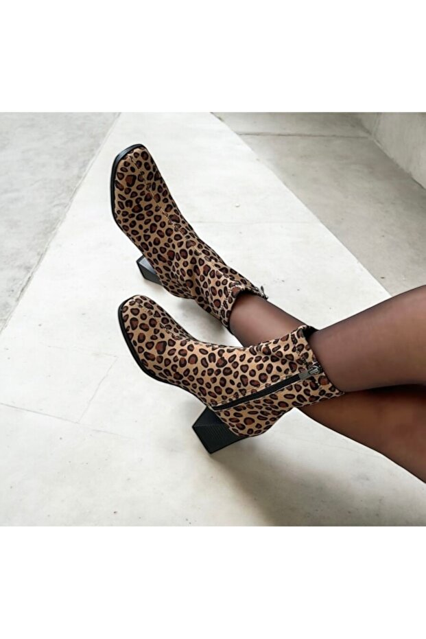 حذاء بكعب مطاطي بطبعة جلد الفهد - 1