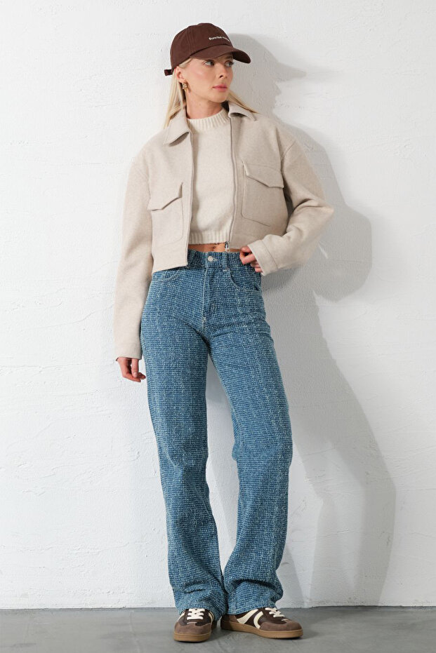 Niebieskie jeansy damskie z wysokim stanem i rurkami, z wycięciem typu boot cut i efektem dziurkowania - 2