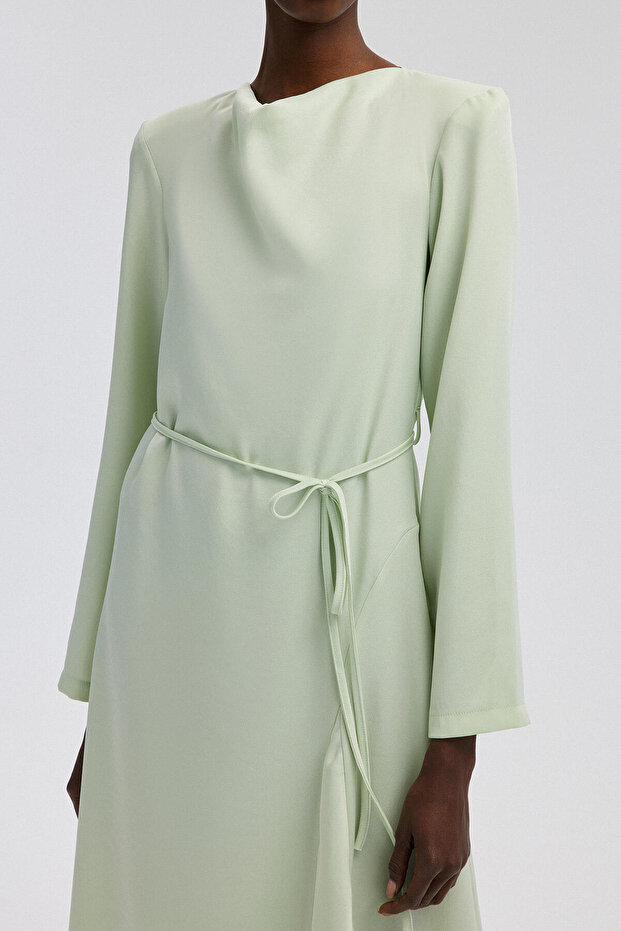 Satinkleid – Modell mit Gürtel - 5