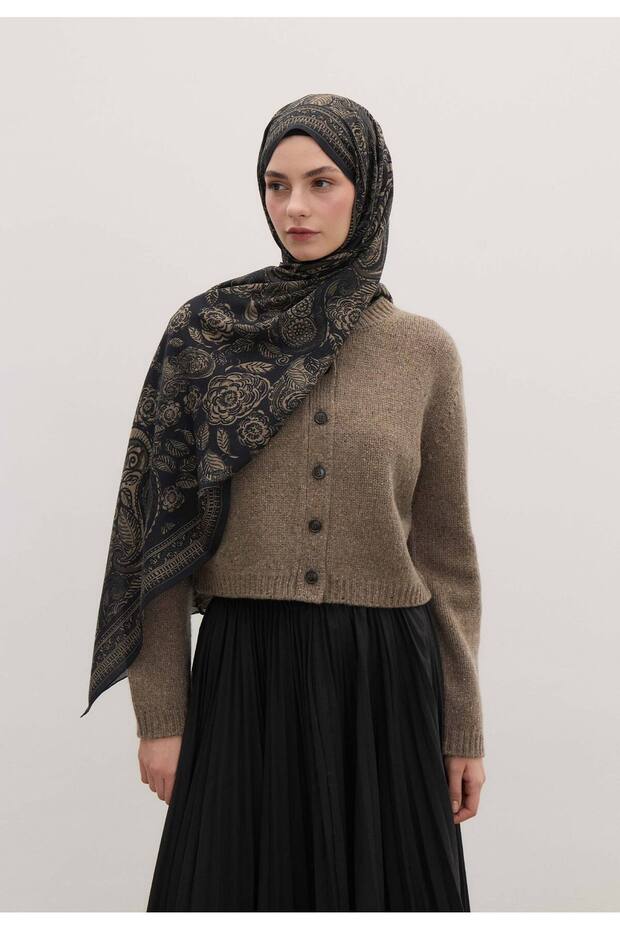 شال منقوش باللون الأسود - 1