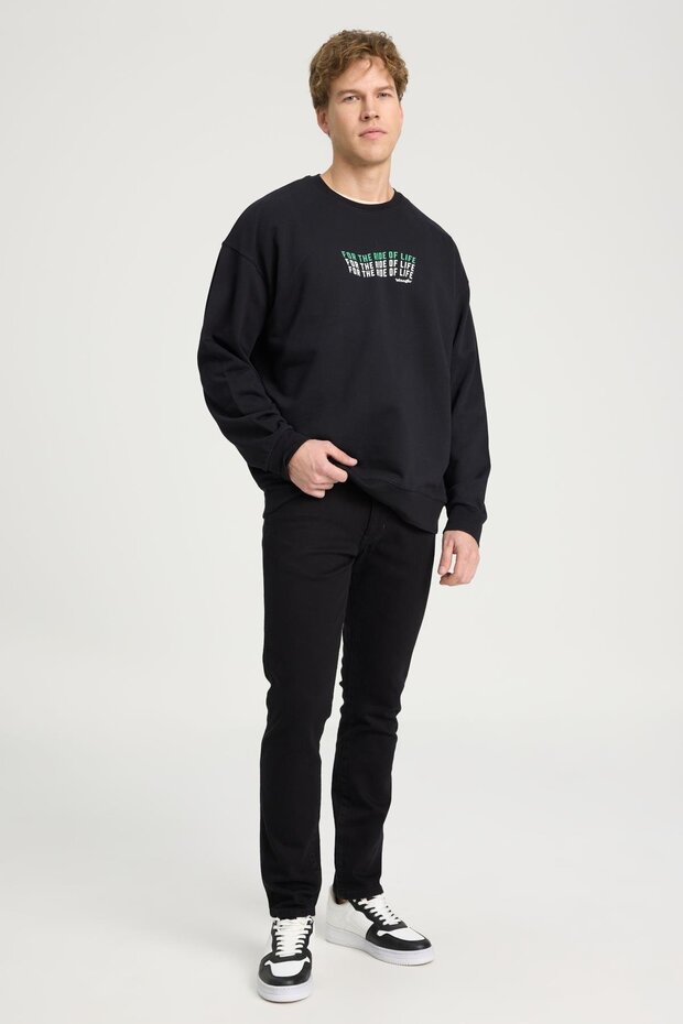 بنطال جينز أسود من قماش الدنيم بقصة ضيقة وخصر منخفض - 4