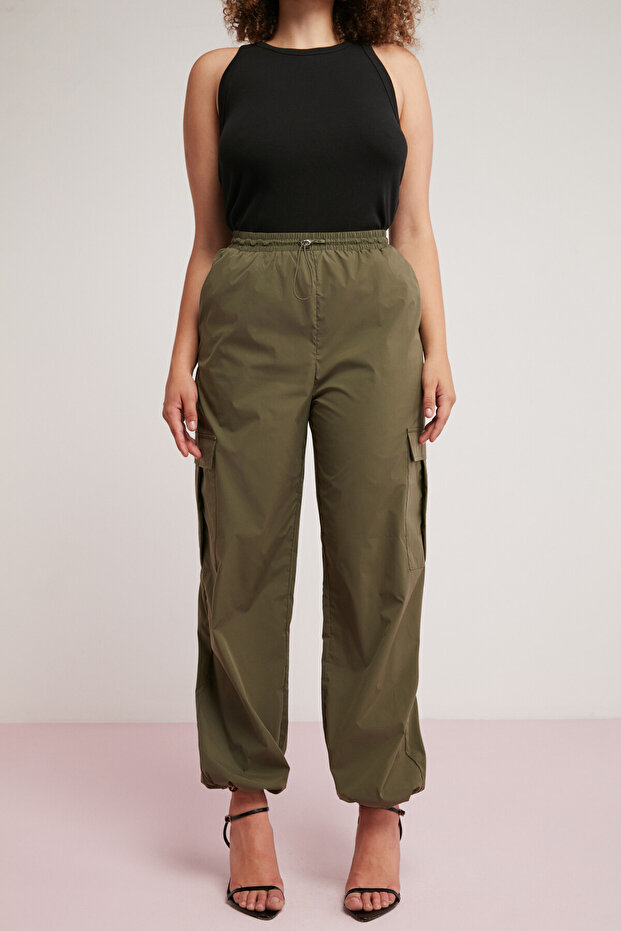 Avalonbb Women's Relaxed Fit Elastic Waist and Cuffs with Stopper Cargo Pockets Khaki Plus Size Pants