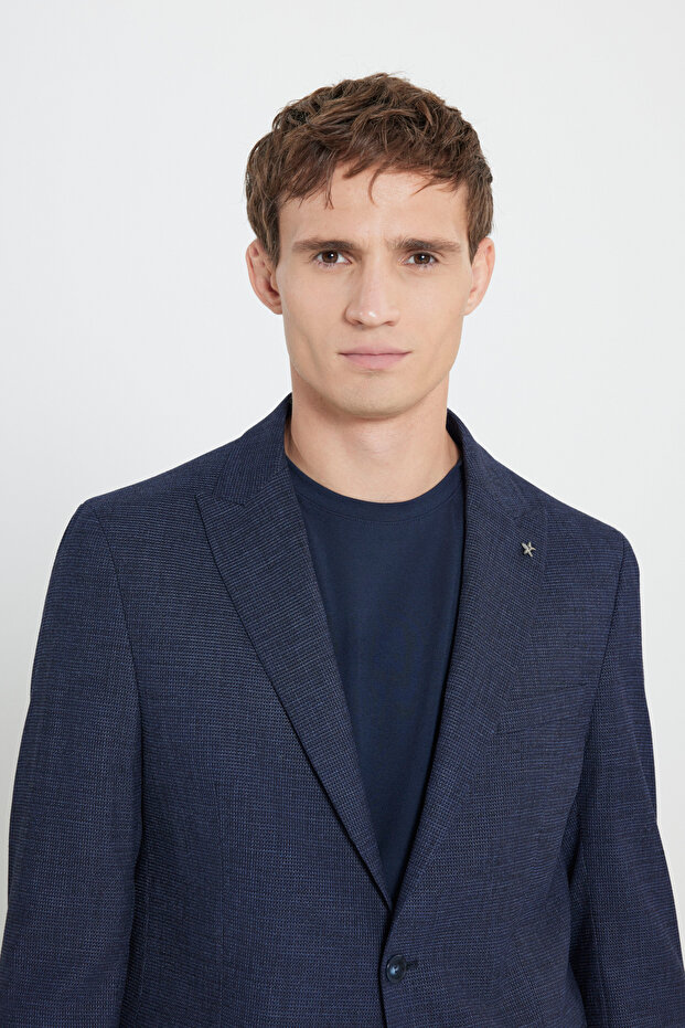 Erkek Lacivert Regular Fit Rahat Kesim Kırlangıç Yaka Armürlü Kapak Cepli Ceket - 4