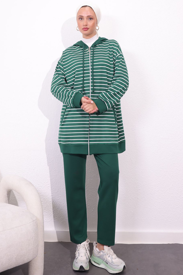 طقم مكون من قطعتين مخطط باللون الأخضر الزمردي موديل 4513 - 1