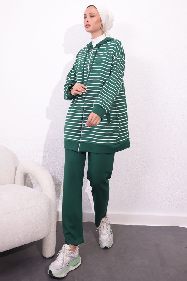 طقم مكون من قطعتين مخطط باللون الأخضر الزمردي موديل 4513 - 4