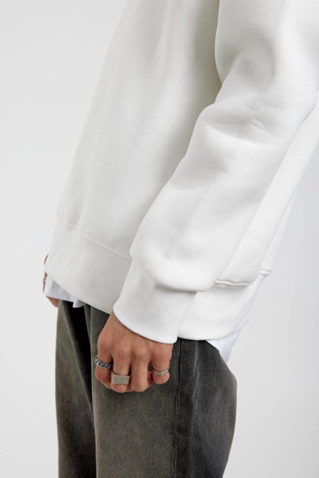 Beyaz Bisiklet Yaka Basic Şardonlu Sweatshirt - 3