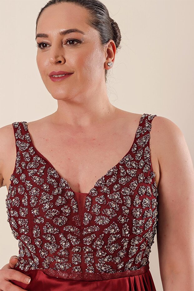 Langes Satin-Kleid in Übergröße mit Tüll-Stein-Detail-Futter oben - 4