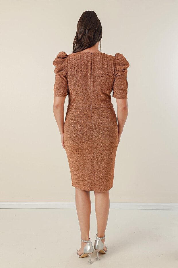 V-nyakú bélelt, drapériás Lurex nagy méretű ruha - 5