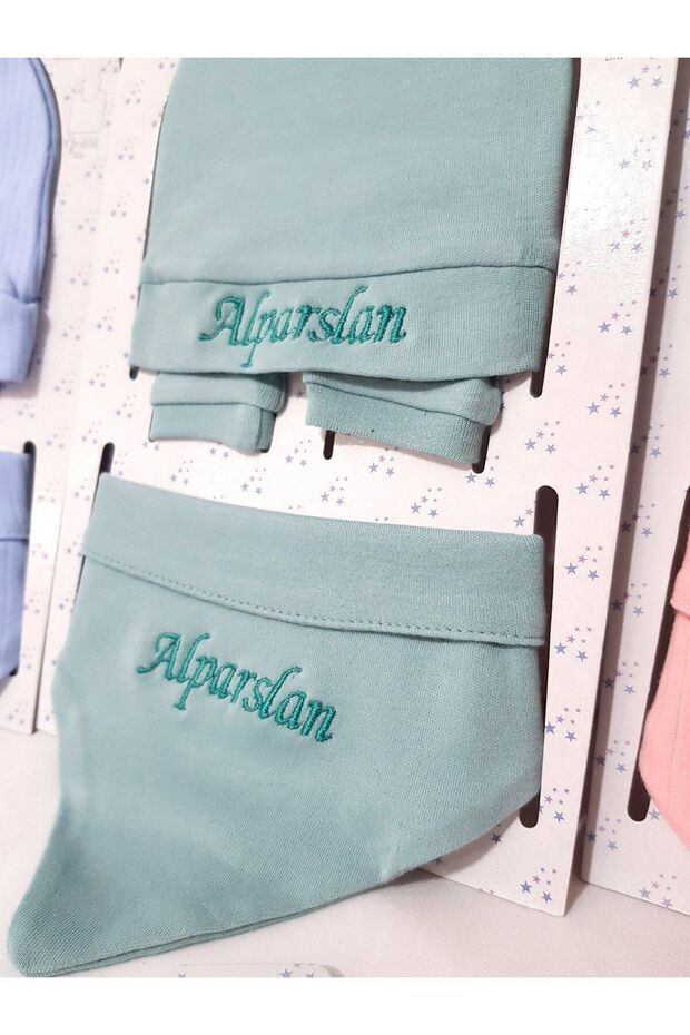 Name Embroidered Beret Green Newborn Set (Gloves and Drool Bib)