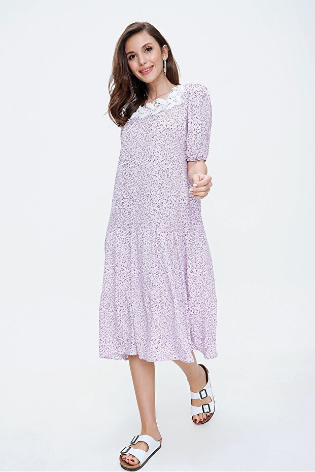 Dress with Lace Detail on the Collar