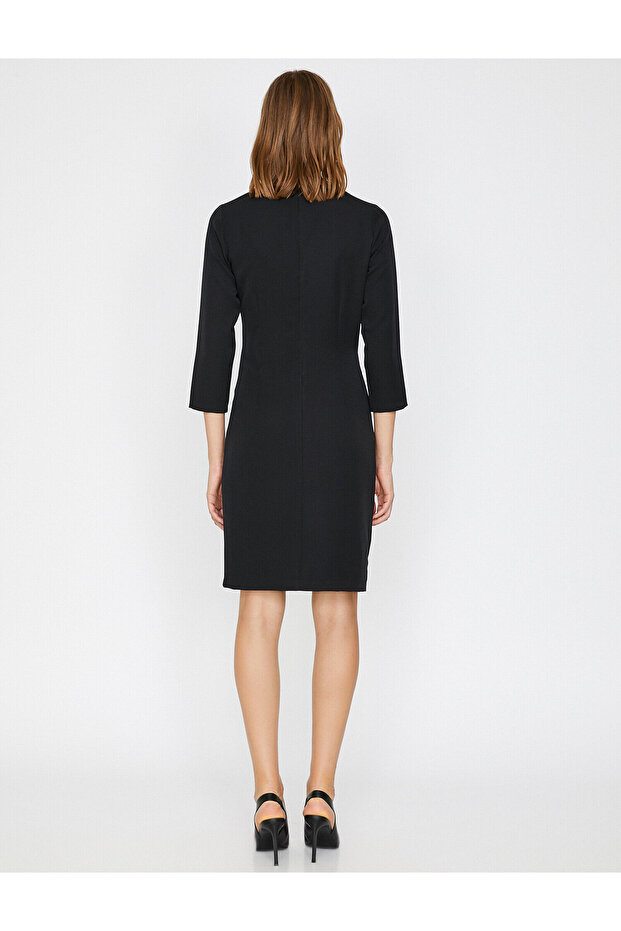 Kleid mit V-Ausschnitt - 4