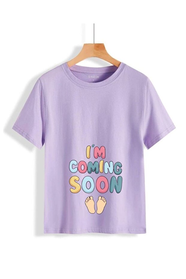 تي شيرت كبير الحجم مطبوع عليه عبارة "I'm Coming Soon