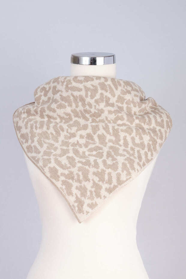 شال مثلث منقوش بنقشة الفهد - 4