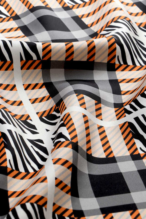 وشاح حريري بنمط البلاط باللون البيج - 2