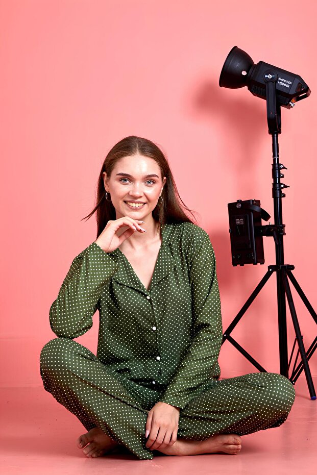 طقم بيجامة كاكي بأزرار صغيرة بنمط منقط - 1