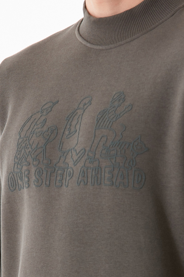 سويت شيرت برقبة دائرية منقوش بثلاثة خيوط - 7