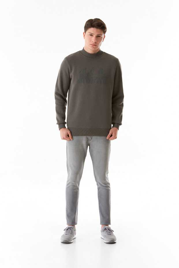 سويت شيرت برقبة دائرية منقوش بثلاثة خيوط - 6