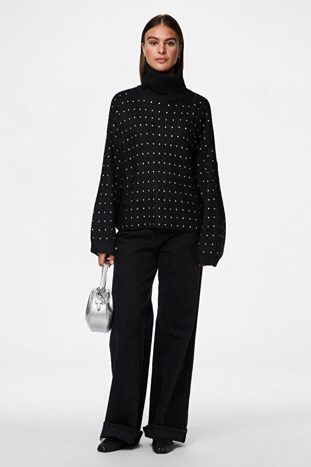 Ladies Knitted Pullover
- Long Sleeves
- Turtle Neck
- Stones All over
- Half Cardigan Structure
Of - 6