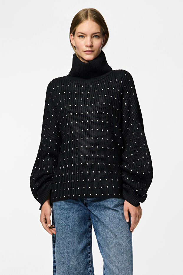 Ladies Knitted Pullover
- Long Sleeves
- Turtle Neck
- Stones All over
- Half Cardigan Structure
Of - 1