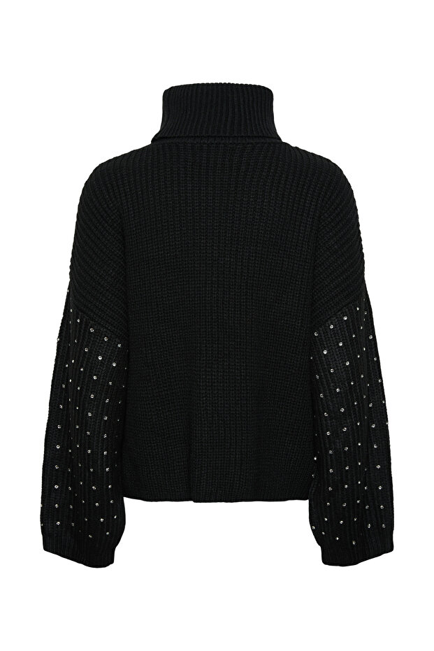 Ladies Knitted Pullover
- Long Sleeves
- Turtle Neck
- Stones All over
- Half Cardigan Structure
Of - 2