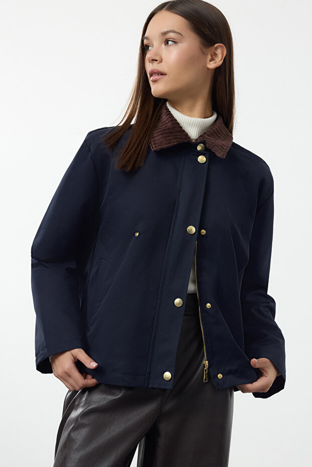 Lacivert Omuz ve Yaka Detaylı Pelerinli Oversize İnce Ceket Mont TWOAW25MO00206 - 2