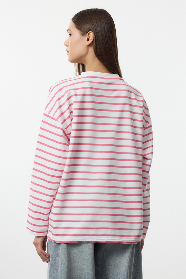 Pembe Çizgili Oversize/Geniş Kesim Bisiklet Yaka İnce Örme Sweatshirt TWOAW23SW00326 - 5