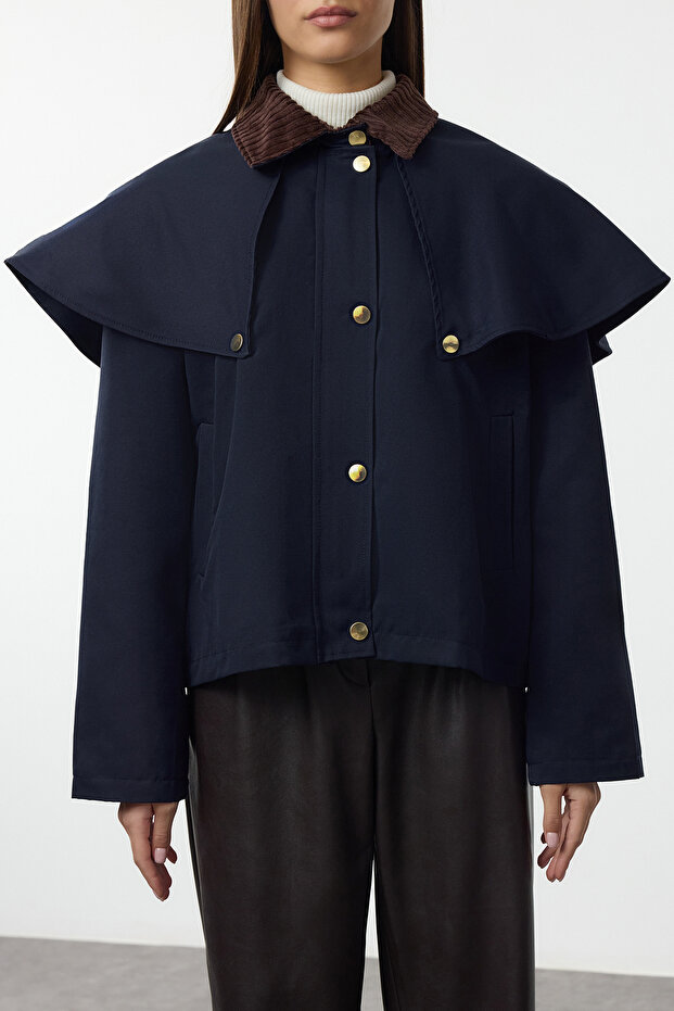 Lacivert Omuz ve Yaka Detaylı Pelerinli Oversize İnce Ceket Mont TWOAW25MO00206 - 4
