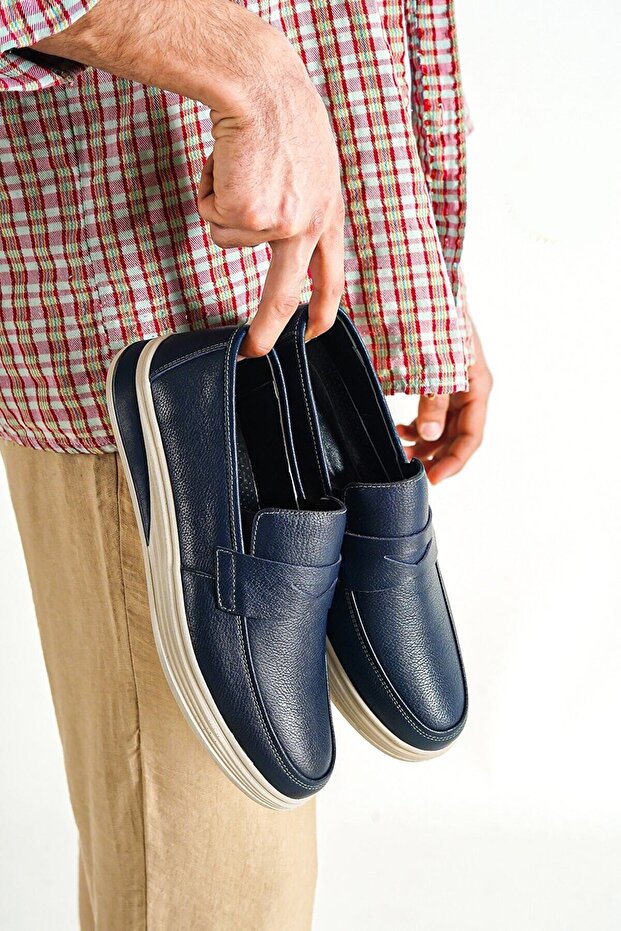 حذاء كاجوال من الجلد الطبيعي باللون الأزرق الداكن للرجال MRD7-0710