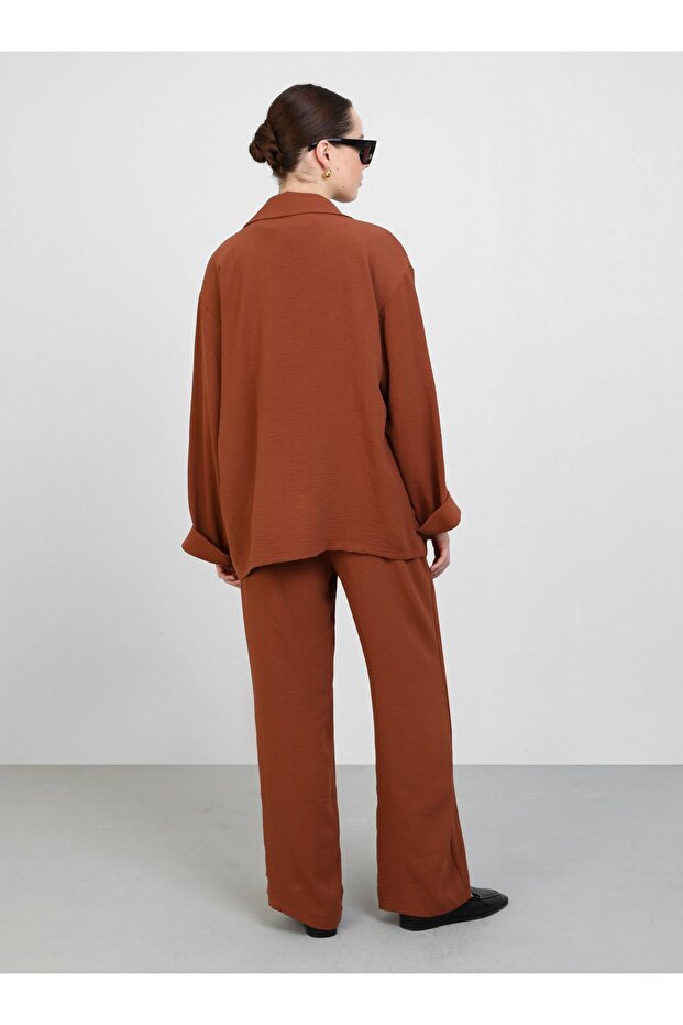 طقم مكون من قطعتين من سترة وبنطلون بتفاصيل أزرار من Aerobin - بني - - 7