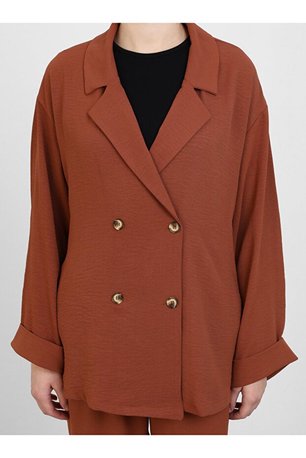 طقم مكون من قطعتين من سترة وبنطلون بتفاصيل أزرار من Aerobin - بني - - 4