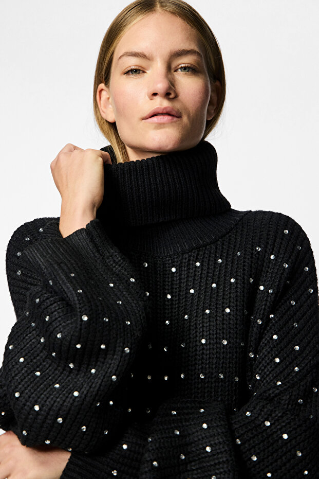 Ladies Knitted Pullover
- Long Sleeves
- Turtle Neck
- Stones All over
- Half Cardigan Structure
Of - 3
