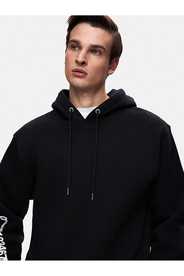 Kolu Baskılı Kapüşonlu Siyah Sweatshırt - 4