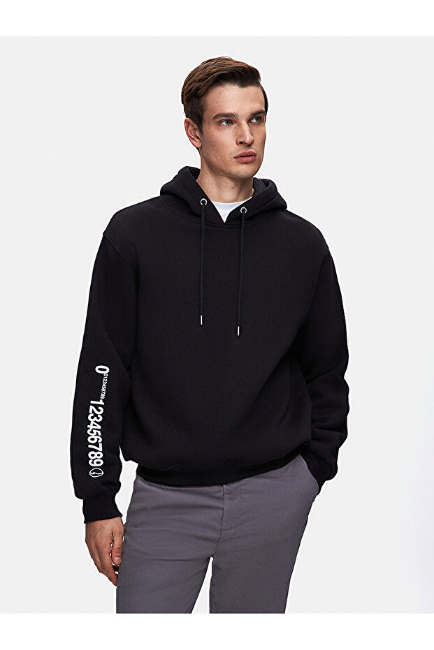 Kolu Baskılı Kapüşonlu Siyah Sweatshırt - 2