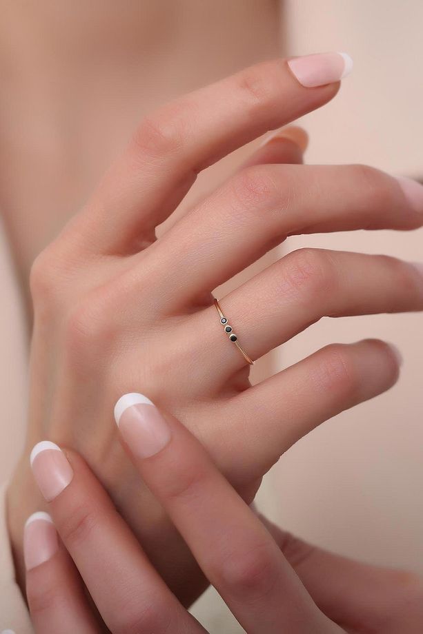 14 Ayar Altın Üç Taşlı Minimal Siyah Yüzük - 2