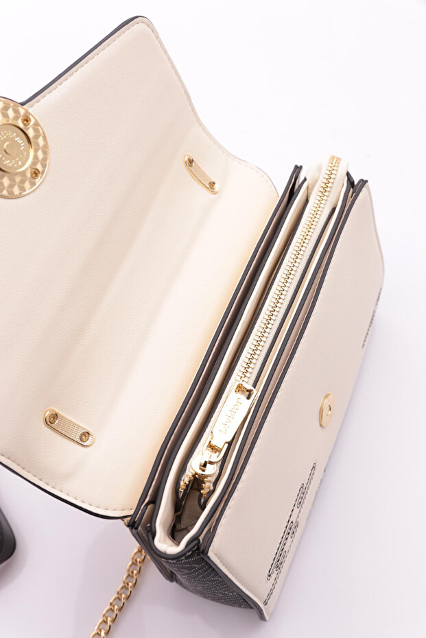 حقيبة كتف منقوشة باللون الأسود - 4