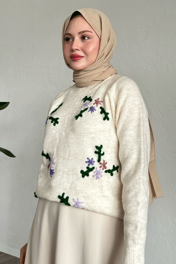 Çiçek İşlemeli Yumoş Kazak Ekru - 5