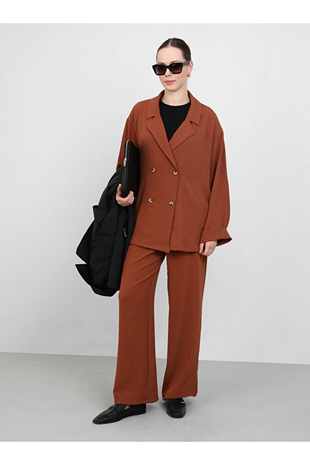 طقم مكون من قطعتين من سترة وبنطلون بتفاصيل أزرار من Aerobin - بني - - 2