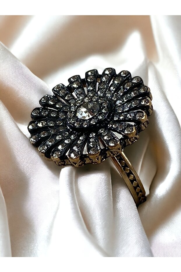 Zircon Flower Patterned Figure Ring - 3