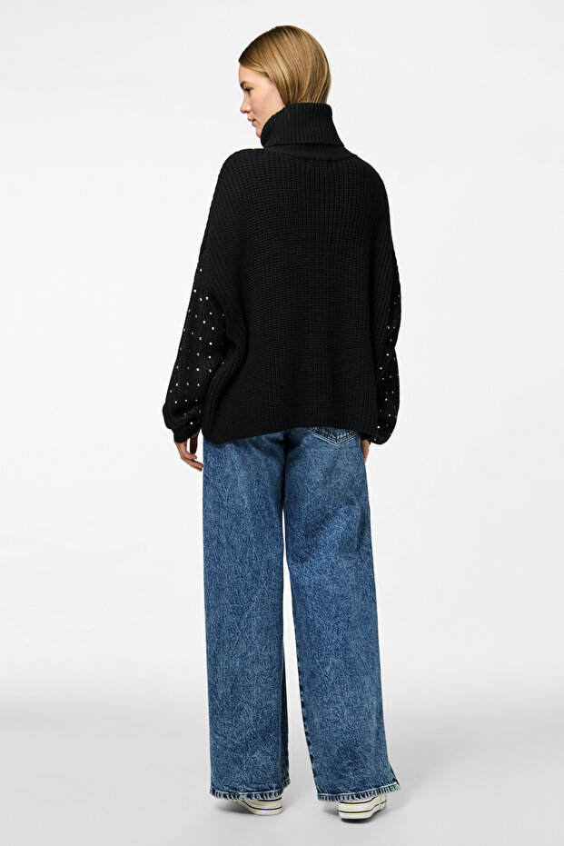 Ladies Knitted Pullover
- Long Sleeves
- Turtle Neck
- Stones All over
- Half Cardigan Structure
Of - 4