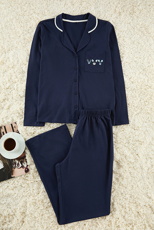 Lacivert %100 Pamuklu Biye ve Cep Detaylı Baskılı Örme Pijama Takımı THMAW22PT0785 - 1