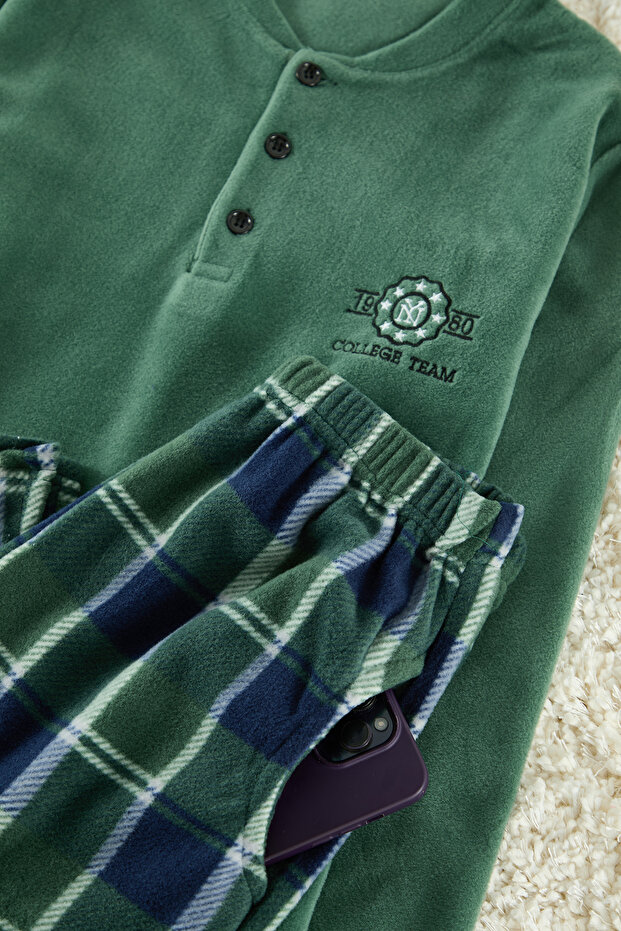 Yeşil Düğmeli Yaka Nakışlı Polar Örme Pijama Takımı TMNAW25PT00057 - 2