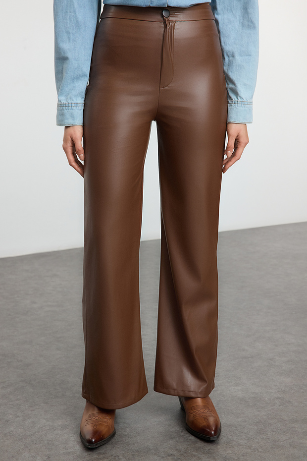 Koyu Kahverengi Suni Deri Wide Leg Cep Detaylı Örme Pantolon TWOAW24PL00103 - 4
